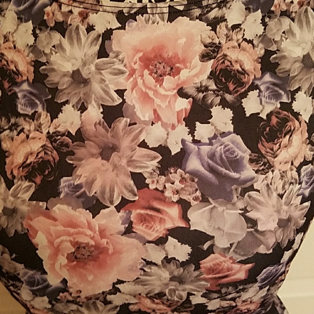 Beautiful floral dress - Picture 3 of 8